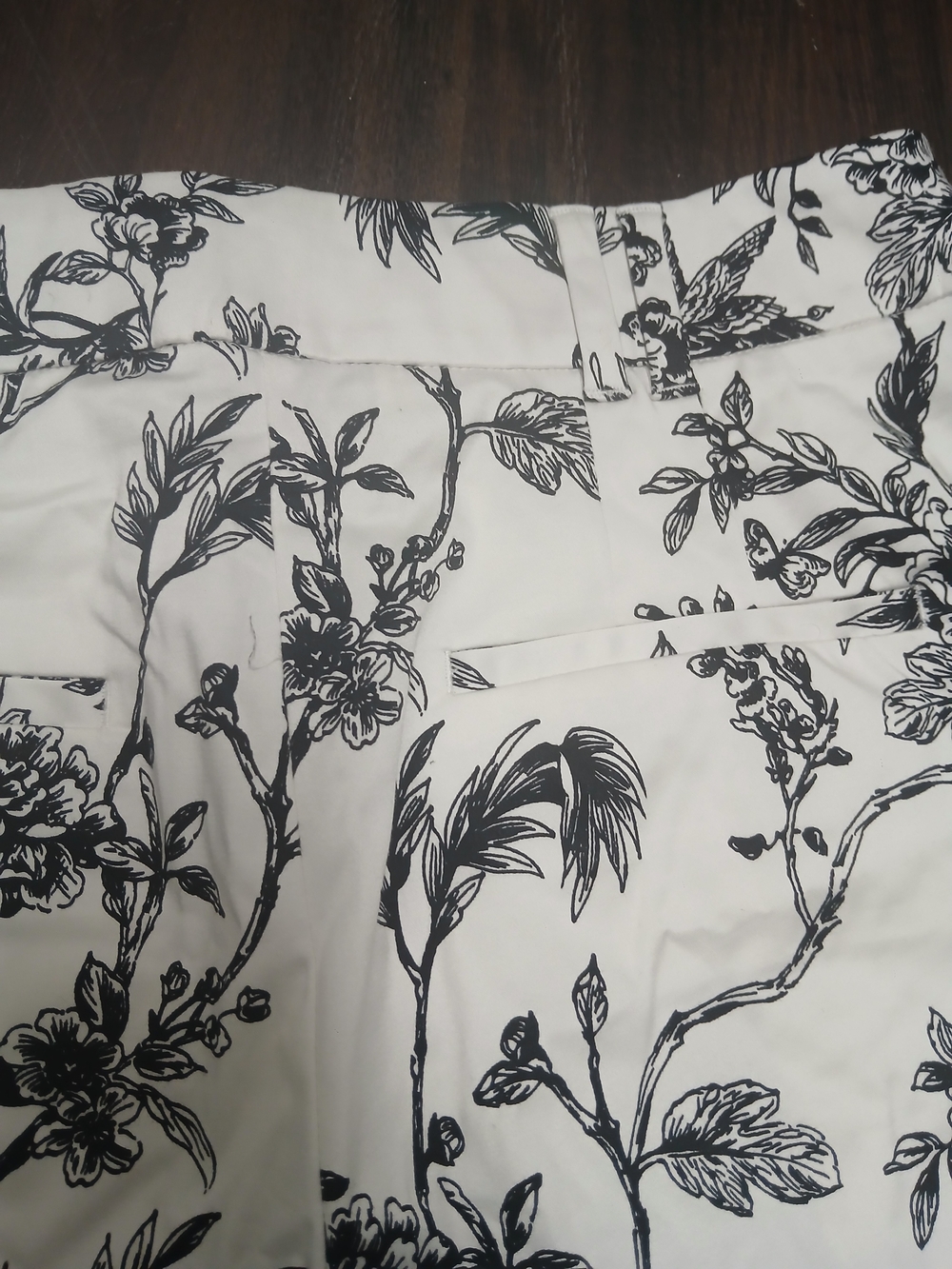 White House Black Market White and Black Floral Bermuda Shorts - Picture 3 of 7
